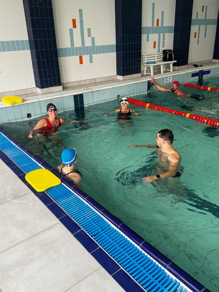 Uczestnicy aktywnego obozu BetterSwim podczas treningu pływackiego na basenie w Szklarskiej Porębie