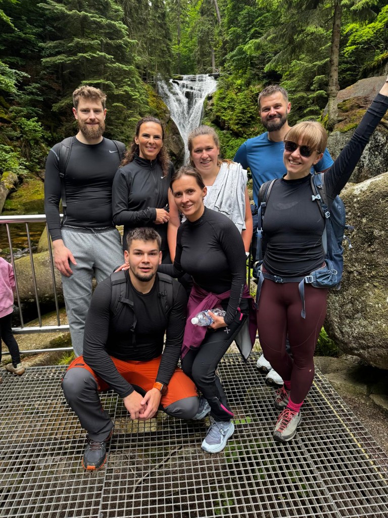 Uczestnicy obozu pływackiego BetterSwim podczas trekkingu przy wodospadzie w Szklarskiej Porębie