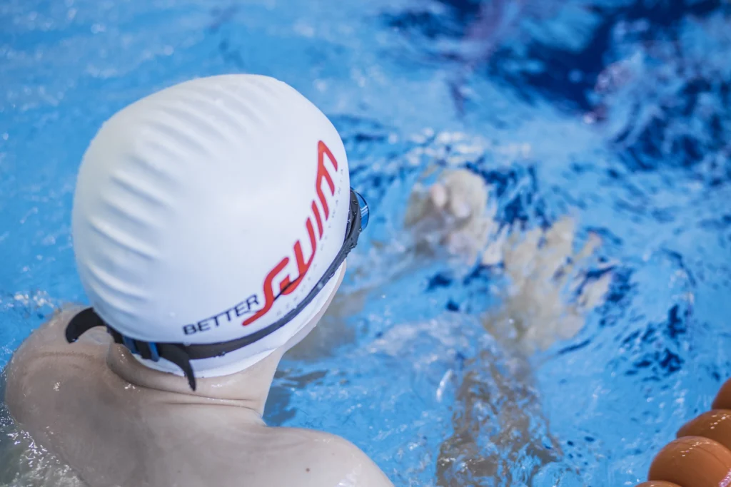 Chłopiec w basenie ze sprzętem BetterSwim