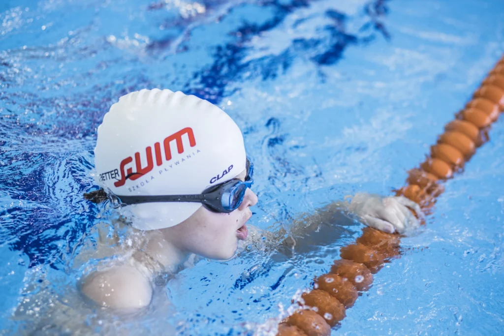 Chłopiec pływający w basenie BetterSwim
